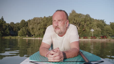 Porträt-Eines-älteren-Mannes,-Der-Sich-Auf-Einem-Paddleboard-Entspannt