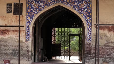 Vista-De-La-Entrada-Del-Arco-A-Masjid-Wazir-Khan-Con-Andamios-A-Los-Lados
