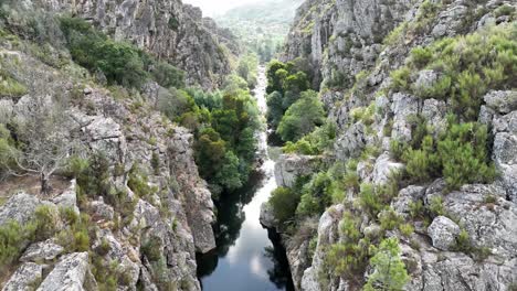 Fluss-Zwischen-Zwei-Felsigen-Bergen-In-Portugal