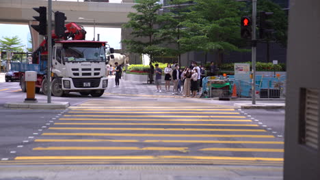 Hongkong-–-20.-Mai-2022:-Hongkong-Schläft-Nie-Mit-Belebten-Straßen,-Auf-Denen-Autos-Und-Lastwagen-Vorbeifahren