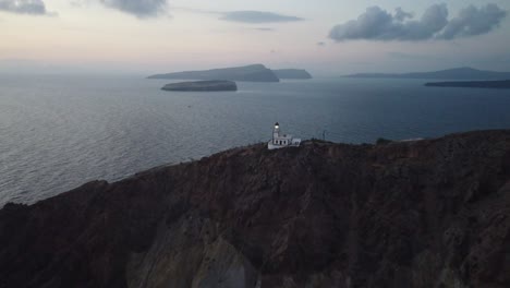 Akrotiri-Leuchtturm-Auf-Santorini-Bei-Sonnenuntergang-Mit-Inseln-Im-Hintergrund
