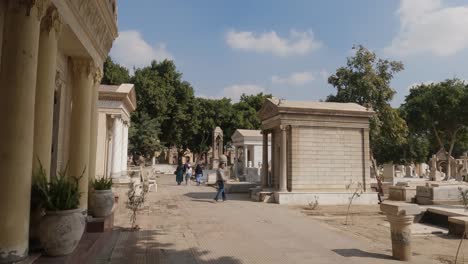 Vista-De-Una-Escena-De-La-Vida-Cotidiana-En-Un-Cementerio-Copto-Católico-De-La-Ciudad-De-El-Cairo