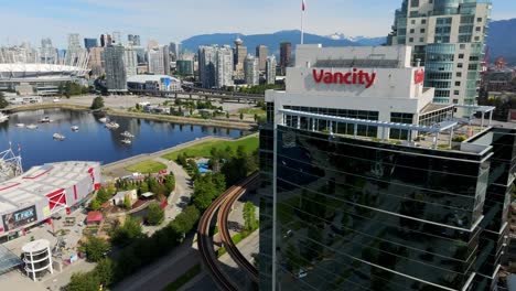 Hoch-Aufragende-Wohn--Und-Finanzgebäude-In-Vancouver-Mit-Blick-Auf-Urban-Dock-Und-BC-Place-Stadion-Am-Schmalen-Ende-Von-False-Creek,-Britisch-Kolumbien,-Kanada