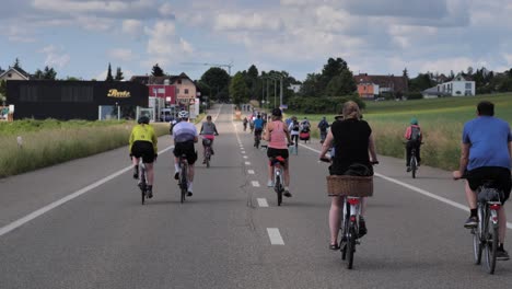 Zeitlupenperspektive-Eines-Radfahrers,-Der-Während-Eines-Slowup-Events-Auf-Einer-Schweizer-Straße-Fahrrad-Fährt
