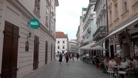 Eine-Straße-In-Bratislava,-4k