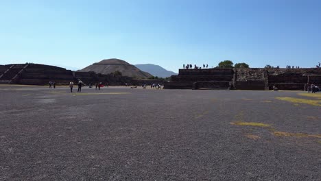 POV-Aufnahme-Der-Sonnenpyramide-Der-Aztekischen-Kultur-In-Teotihucan,-Mexiko,-An-Einem-Strahlend-Sonnigen-Tag