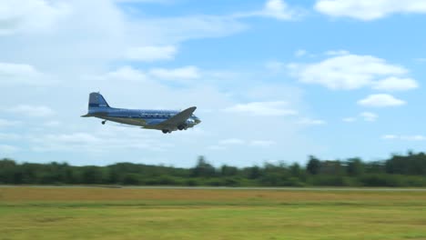 Douglas-dC3-carries-out-low-pass-at-airshow