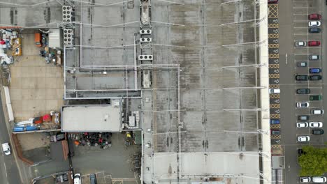 Vista-De-Pájaro-Del-Techo-Del-Supermercado-Sainsbury&#39;s-Y-Un-Estacionamiento-En-Canterbury