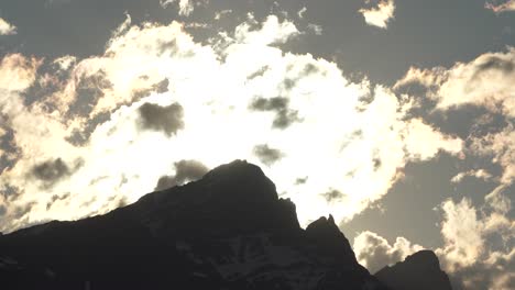Wolken-Ziehen-Bei-Sonnenuntergang-An-Einem-Berg-Vorbei-Und-Sorgen-Für-Sonneneruptionen-Und-Eine-Wunderschöne-Aussicht