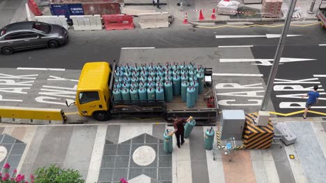 Mann-Belädt-LKW-Mit-Gasflaschen,-Sicherer-Transport,-Innenstadt-Von-Singapur