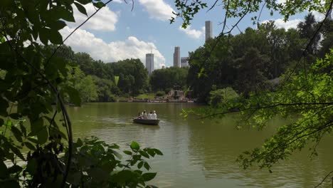 Ruderboote-Im-Central-Park-Vor-Dem-Hintergrund-Der-Skyline-Von-New-York-City