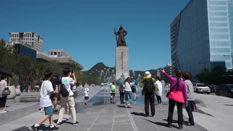 Berühmtes-Wahrzeichen-In-Seoul-Am-Gwanghwamun-Platz-–-Statue-Von-Admiral-Yi-Sun-Sin