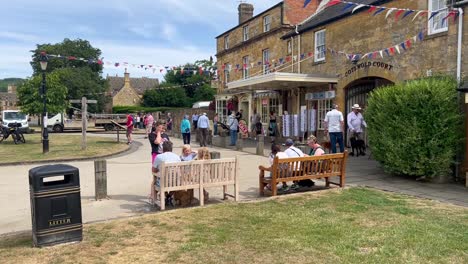 People-enjoying-holiday-in-the-centre-of-English-Cotswolds-village-Broadway