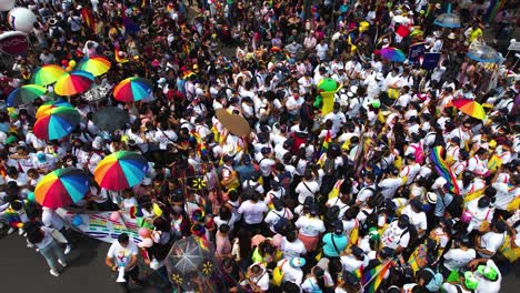 Vista-Aérea-Con-Vistas-A-Un-Enorme-Grupo-De-Personas-Que-Celebran-La-Diversidad-Y-Los-Derechos-Humanos-En-Las-Calles-De-Una-Ciudad