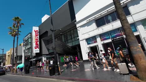 Fahren-Sie-An-Berühmten-Sehenswürdigkeiten-Auf-Dem-Hollywood-Boulevard-In-Hollywood,-Kalifornien-Vorbei:-Dolby-Theatre,-Hardrock-Café,-Walk-Of-Fame-Stars