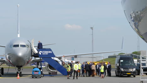 Die-Niederländische-Regierung-Steigt-Am-Flughafen-Esbjerg-Aus-Einer-Boeing-737-700