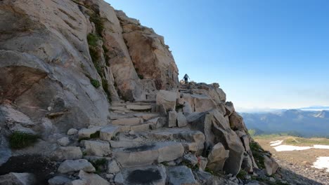 Aufnahme-Eines-Einsamen-Wanderers-In-Der-Ferne,-Der-Langsam-Den-Hang-Des-Mount-Rainier-Hinaufsteigt