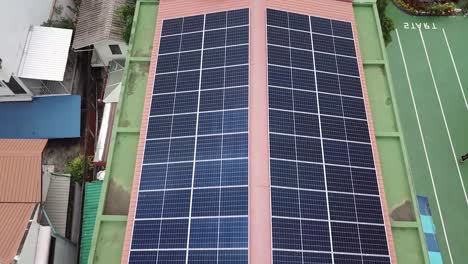Sauberes-Und-Neues-Solarzellenpanel-Auf-Rotem-Dach,-Antenne
