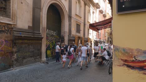 Touristen,-Die-Durch-Die-Künstlerischen-Straßen-Von-Neapel,-Cafés-Und-Restaurants,-Italien,-Spazieren