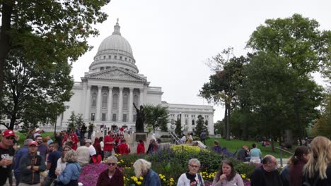 Große-Gruppe-Von-Menschen-Im-Wisconsin-State-Capitol-Building,-Die-„Taste-Of-Madison“-Besuchen,-Mit-Videoschwenk-Von-Links-Nach-Rechts