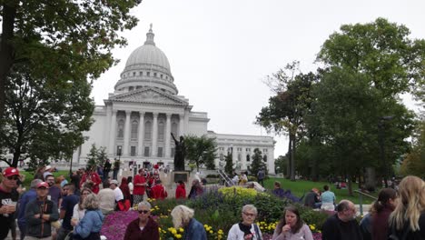 Un-Gran-Grupo-De-Personas-En-El-Edificio-Del-Capitolio-Del-Estado-De-Wisconsin-Asistiendo-Al-Sabor-De-Madison-Con-Un-Video-Panorámico-De-Izquierda-A-Derecha