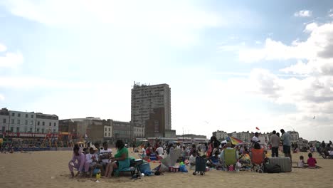 Familias-Multiétnicas-En-La-Playa-De-Margate-Con-Pájaros-Volando-Por-Encima