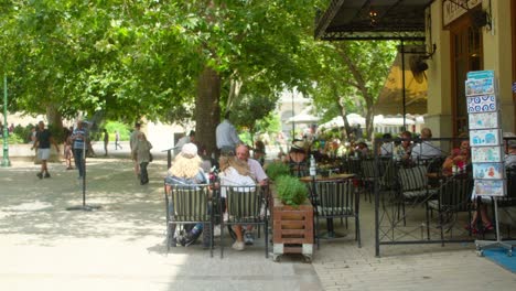 Menschen-Genießen-Im-Sommer-Eine-Mahlzeit-Vor-Einem-Restaurant-In-Athen,-Griechenland