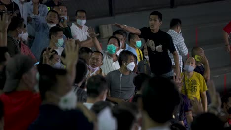 Zuschauer-Spielen-Im-Rajadamnern-Stadion,-Nachdem-Sie-Das-Muay-Thai-Stadion-In-Bangkok,-Thailand,-Verlassen-Haben