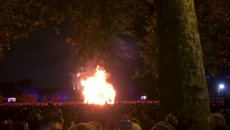 Huge-crowd-of-people-gathering-around-bonfire-for-Guy-Fawkes-night-in-Battersea-Park