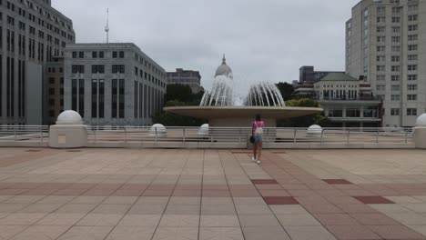 Mujer-Caminando-En-La-Terraza-Monona-En-Madison,-Wisconsin