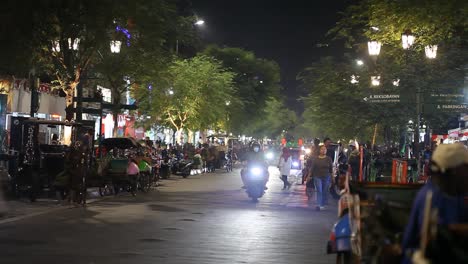 Yogyakarta-Indonesien-18.-August-2022:-Touristen-Genießen-Die-Romantik-Der-Nacht-Auf-Der-Malioboro-Street