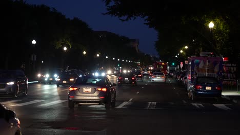 Amerikanischer-Stadtverkehr-In-Der-Nacht.-Fahrer,-Die-Autos-Verfolgen