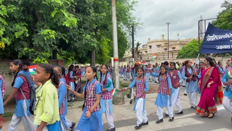 Eine-Menge-Junger-Indischer-Mädchen-Mit-Indischen-Flaggen-Fordert-Am-Indischen-Unabhängigkeitstag-Die-Freiheit-Indiens