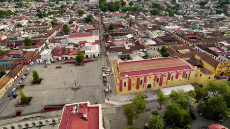 drone-shot-rotating-over-the-main-square,-the-atrial-cross,-main-plaza,-the-convent-and-the-municipal-palace-in-san-cristobal-de-las-casas-in-Chiapas-Mexico