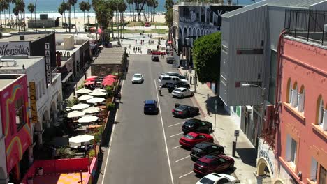 Volando-Sobre-La-Avenida-De-Barlovento-Sobre-El-Letrero-De-Venice-Beach-Hacia-El-Paseo-Frente-Al-Mar