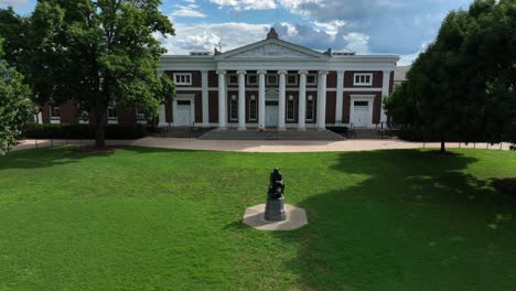 Thomas-Jefferson-Statue-Auf-Dem-Campusgelände-Der-UVA