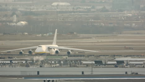 Avión-De-Transporte-Antonov-An-124-Ruslan,-Rodando-En-El-Aeropuerto