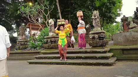 Balinesische-Frau-Trägt-Opfergaben-In-Ihrem-Kopf,-Wunderschön-Gekleidete-Traditionelle-Kleidung-Im-Pura-Peliatan-Tempel-In-Ubud