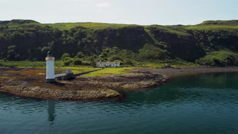 Luftdrohnenaufnahme-Des-Tobermory-Leuchtturms-Und-Der-Felsigen-Küste-Der-Isle-Of-Mull