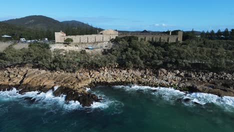 Vista-Aérea-Sobre-El-Agua-De-La-Antigua-Prisión-De-Obras-Públicas-Catalogada-Como-Patrimonio-Construida-En-Un-Promontorio-Costero