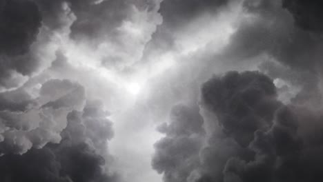 El-Sol-Brillando-Detrás-De-Las-Espesas-Nubes-Grises-De-Cumulonimbus