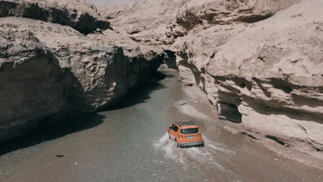 Der-Jeep-Renegade-Longitude-Erkundet-Die-Schmale-Schlucht-Und-Fährt-Durch-Einen-Flachen-Fluss