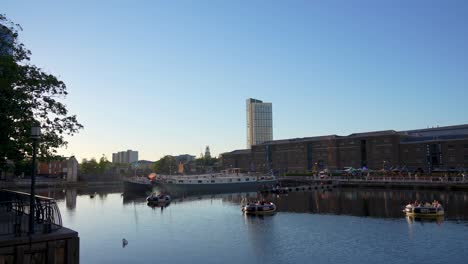 Londres-Inglaterra-Canary-Wharf-Agosto-De-2022-Vista-Del-Paseo-Marítimo-Del-Muelle-De-La-India-Occidental