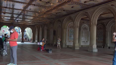 Músico-Tocando-La-Guitarra-En-Un-Paso-Subterráneo-En-El-Parque-Central-De-Nueva-York