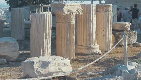 Archäologen-Stellten-Antike-Säulen-Auf-Der-Akropolis-Auf