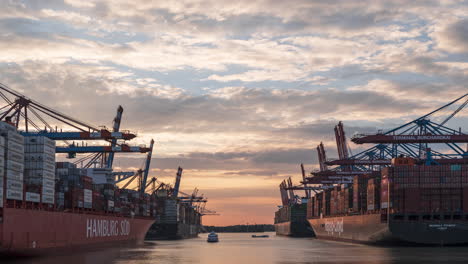 Sonnenuntergangszeitraffer-Des-Hamburger-Hafens-Mit-Containerschiffen-In-Deutschland