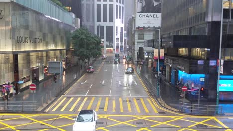 Verkehr-Während-Eines-Regensturms-Im-Zentralen-Finanzviertel-In-Hongkong