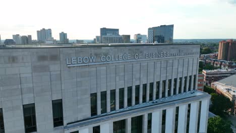 Toma-Aérea-Ascendente-De-Lebow-College-Of-Business-En-Drexel-University