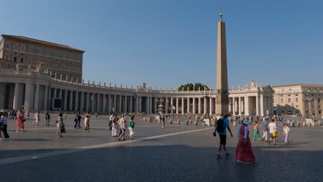 Touristen-Und-Besucher,-Die-über-Den-Petersplatz-Im-Vatikan-Spazieren