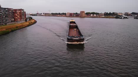 Schöne-Aufnahme-Des-Candesso-Frachtschiffs,-Das-Die-Richtung-In-Richtung-Hafenufer-ändert,-Niederlande